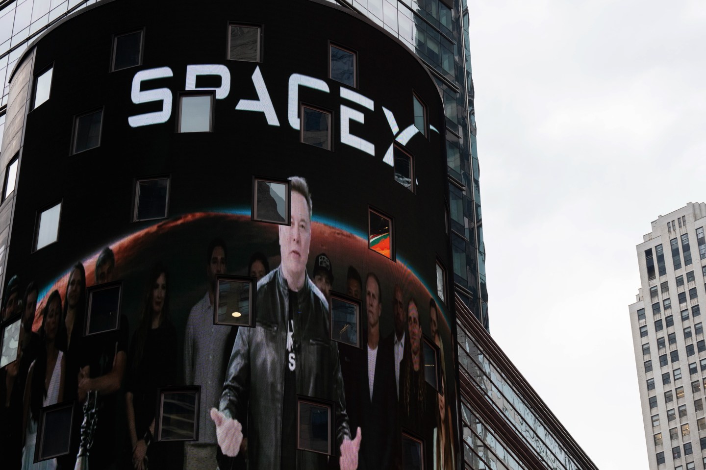 SpaceX stock falls back to earth shortly after Wall Street analysts release florid targets: ‘Paving the superhighway to the stars’