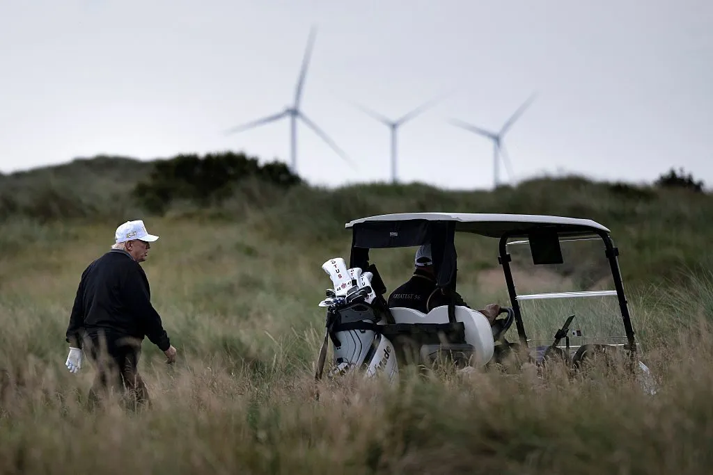 Offshore-Windturbinen im Meer